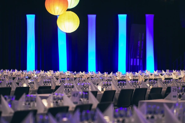 Dukade bord inför stort event, galamiddag