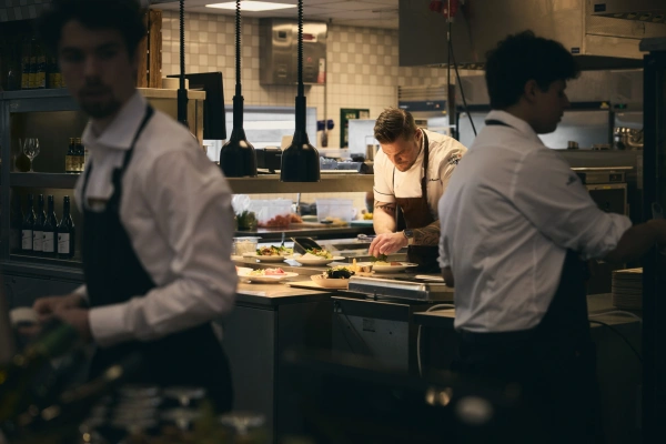 Kock i kök och personal i kassan