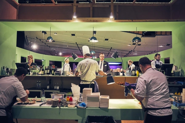 Kockar som förbereder mat, pop up restaurang