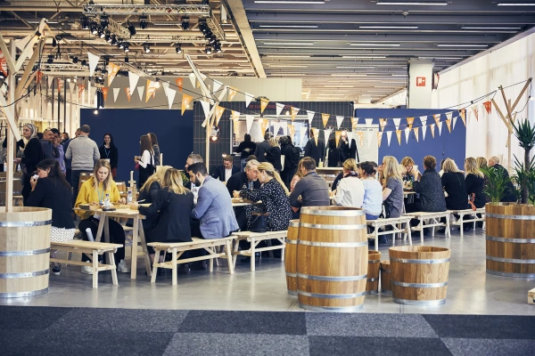 Pop up restaurang, gäster sittandes vid långbord