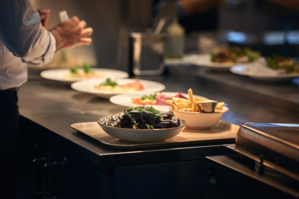 Moules frites på en bricka